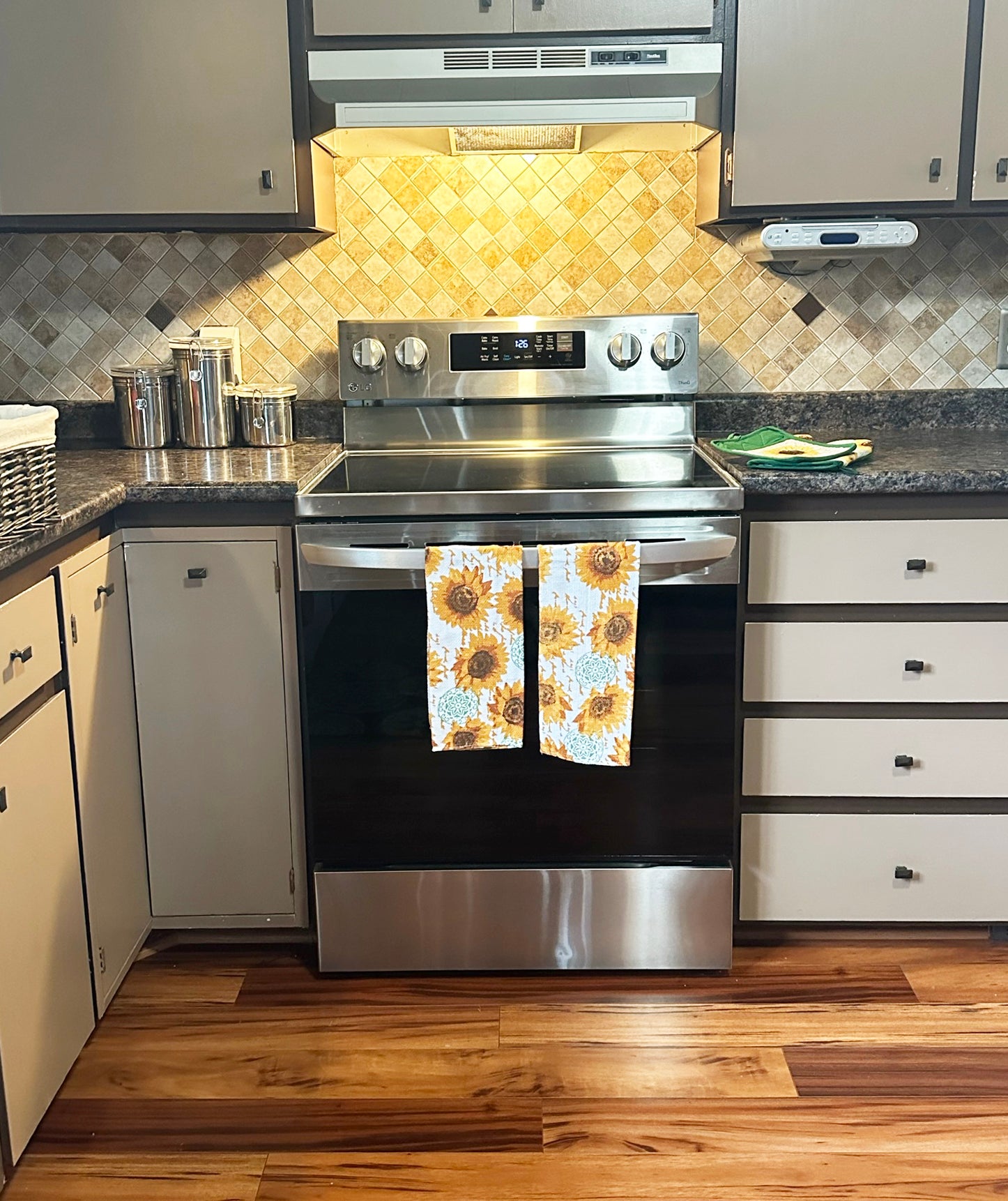 Kitchen Sunflower Dishtowel and Oven Mitts Set